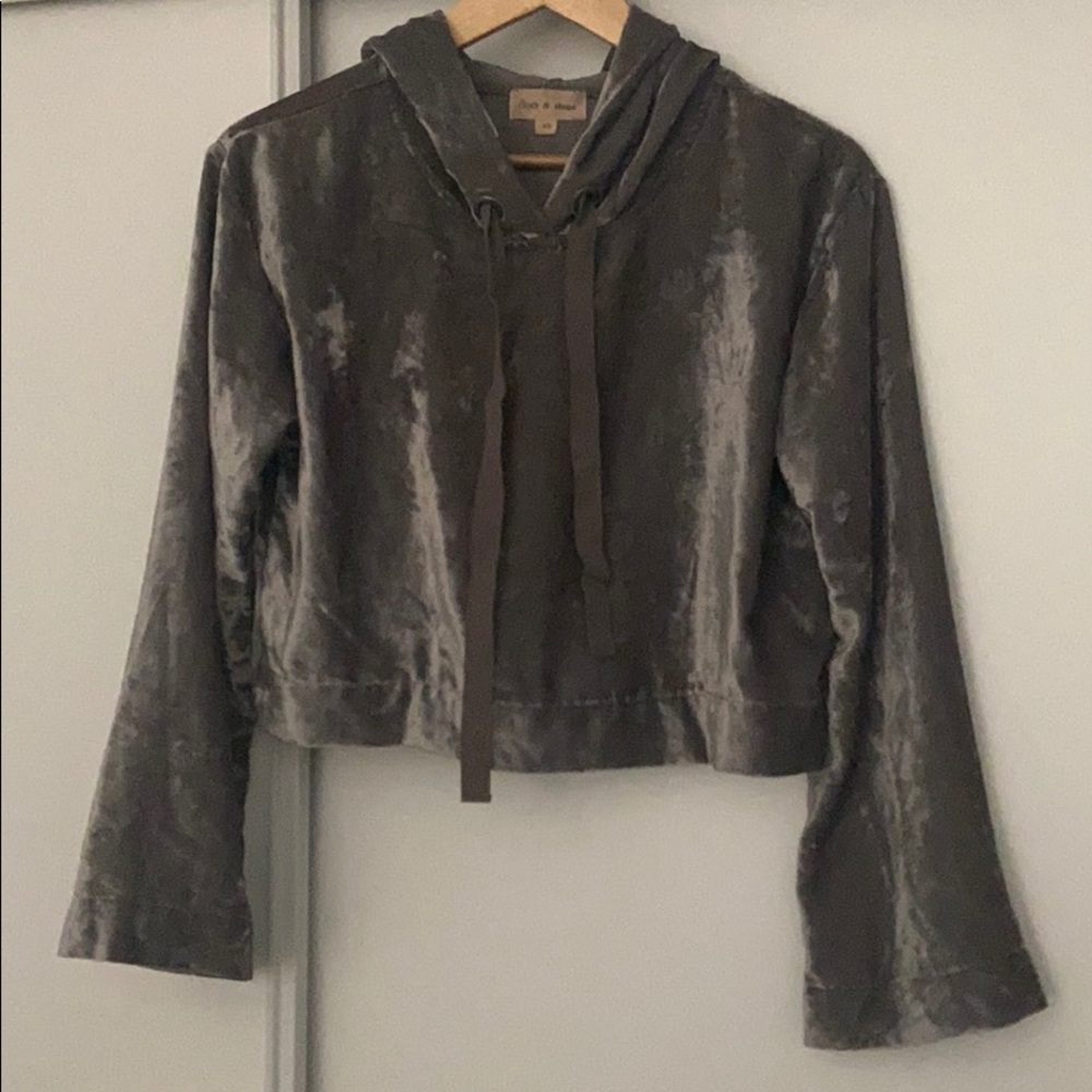 Cloth & Stone XS Silver Velvet Cropped Hoodie